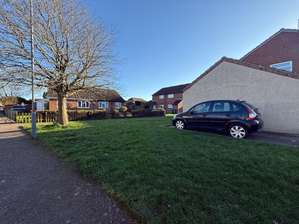 Lot: 69 - PARCELS OF FREEHOLD LAND SITUATED IN A RESIDENTIAL LOCATION - Further parcel of land opposite Enborrne Close